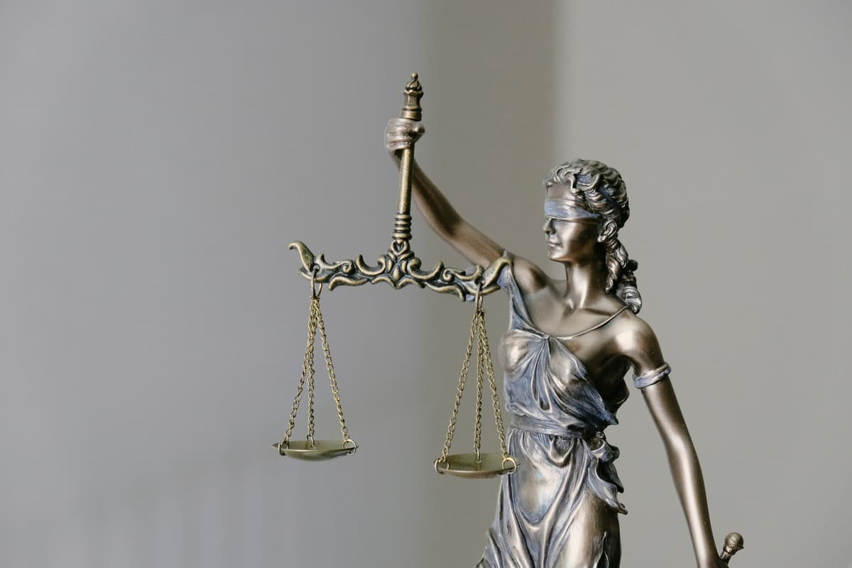 Lady Justice statue representing legal rights and will contest services